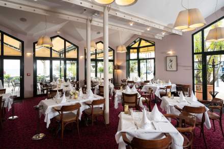 Salle du restaurant Excelsior avec vue sur mer